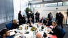 Bundesinnenministerin Nancy Faeser (2.v.l), Verdi-Chef Frank Wernece (r.), der dbb-Vorsitzende Ulrich Silberbach (M.) und weitere Teilnehmer zu Beginn der dritten Tarifverhandlungsrunde in Potsdam.