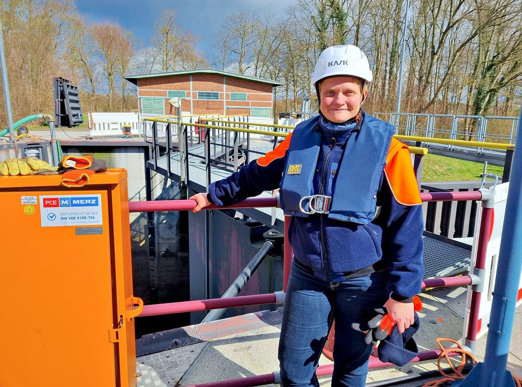 Stephanie Köhler ist die für die Havelberger Schleuse zuständige Außenbezirksleiterin mit Sitz in Rathenow. Vom aktuellen Stand der Arbeiten in Havelberg, hier am Elbhaupt, hat sie sich regelmäßig einen Überblick verschafft.