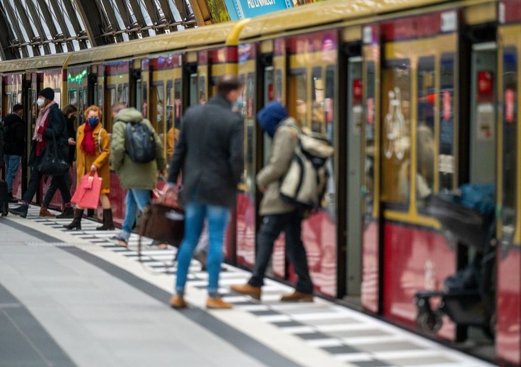 Fahrgäste steigen in eine S-Bahn ein.