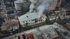 Rauch steigt aus einem brennenden Gebäude in einer Luftaufnahme von Bachmut auf, dem Ort schwerer Kämpfe mit russischen Truppen in der Region Donezk.