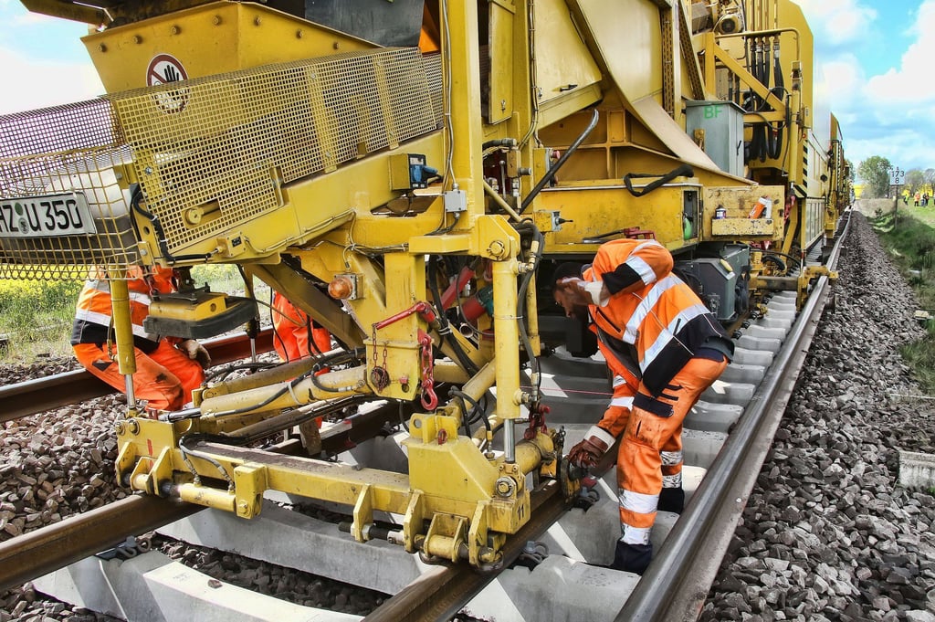 Gleisbauer bei der Arbeit. Nach einem Beschluss des Bundes zum beschleunigten Ausbau von Schienen- und Straßenverbindungen prüft Sachsen-Anhalt nun, welche Projekte im Land dafür in Frage kommen.