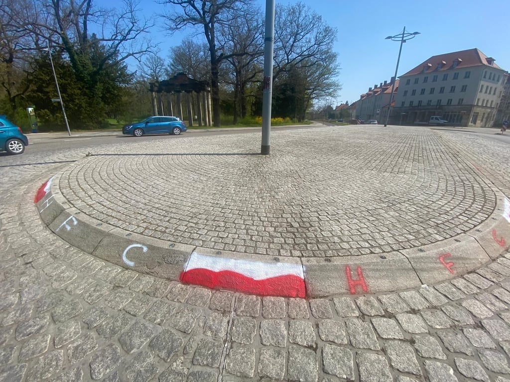 Der Kreisverkehr "Sieben Säulen" in Dessau. Hier sind am Dienstag ein Fahrradfahrer und ein Autofahrer aneinander geraten.