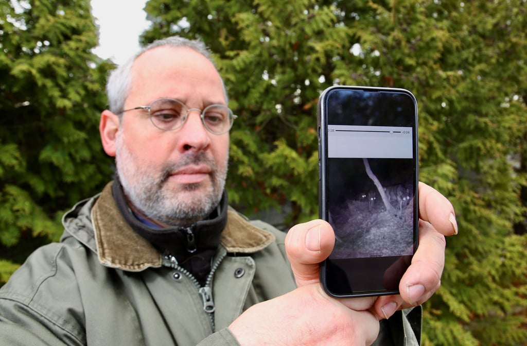 Siegmar Pöhlke ist Jäger aus Ilberstedt und zeigt das Video mit dem Wolfsrudel, das angeblich in Gerlebogk gefilmt wurde.