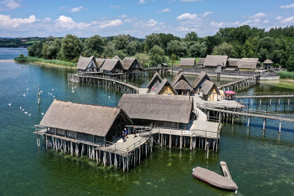 Das Pfahlbauten-Museum Unteruhldingen ist ein Freilichtmuseum, das Funde und Nachbauten von Pfahldörfern aus der Stein- und Bronzezeit präsentiert.