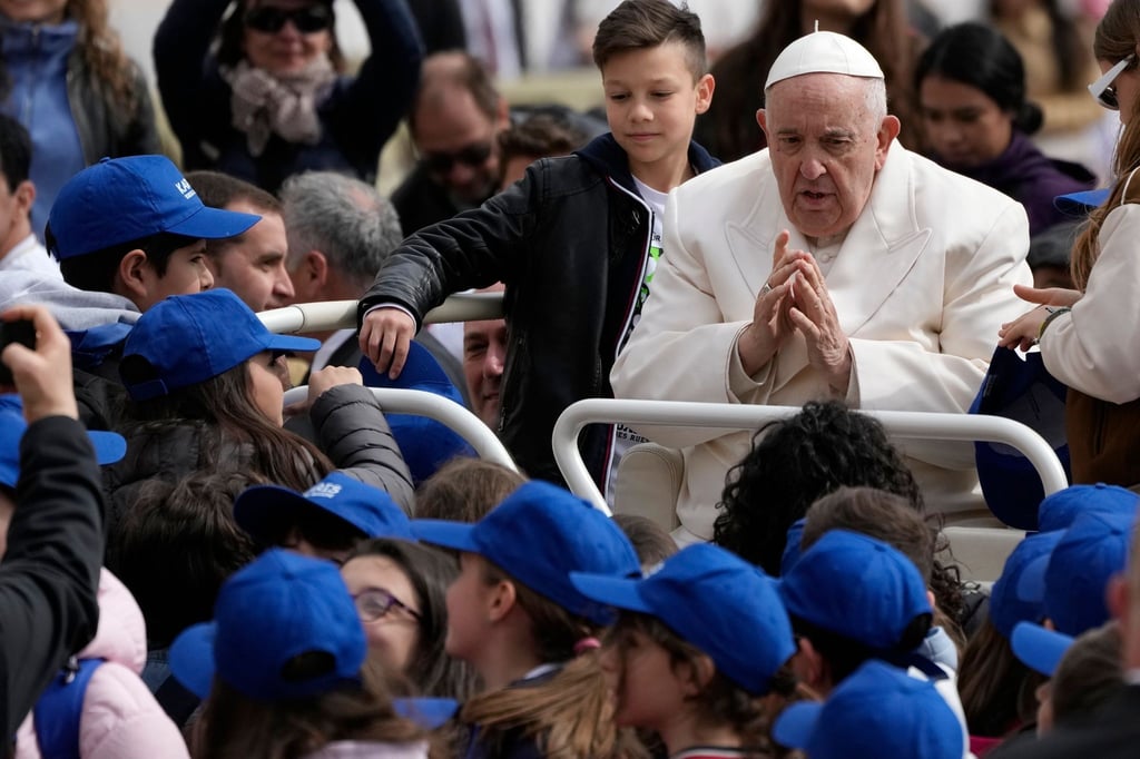 Vor dem Krankenhausaufenthalt: Papst Franziskus spricht mit Kindern bei seiner Generalaudienz.