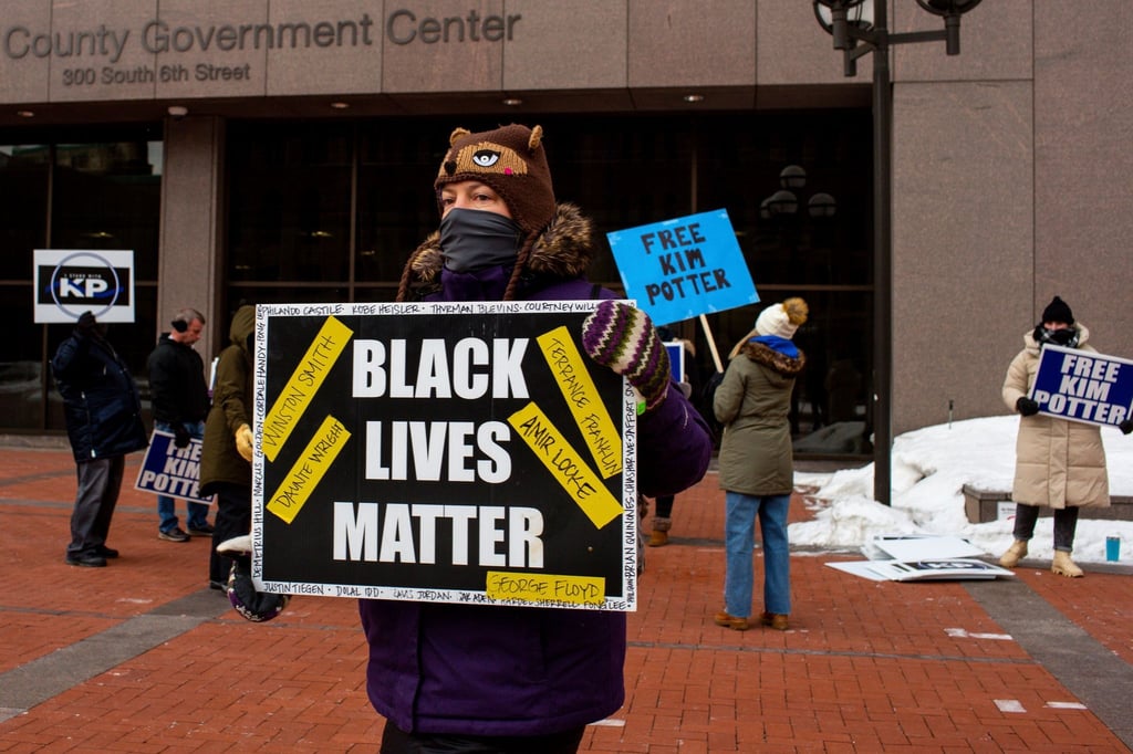 Ein Demonstrant mit einem „Black Lives Matter“-Schild in Minneapolis.