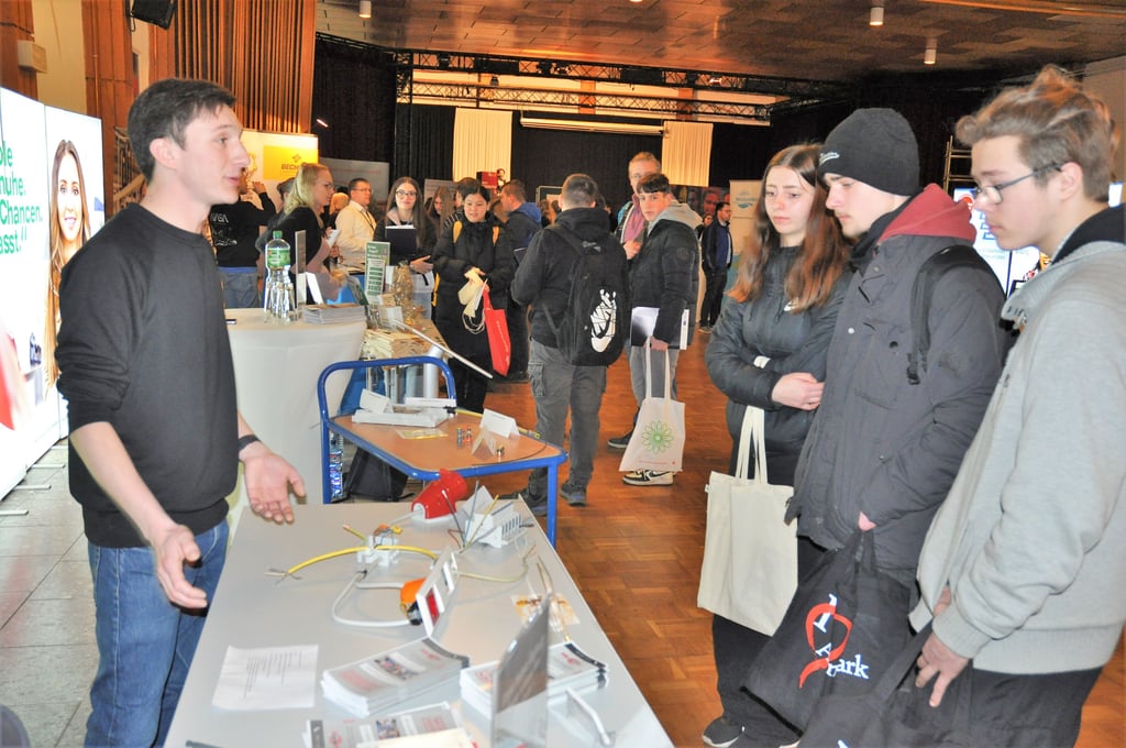 Vincent Platz von Elektro-Montagen Kämpfer stellte den interessierten Jugendlichen, hier von der Klasse 9a der Gardelegener Karl-Marx-Sekundarschule, seinen Werdegang von Ausbildung, Gesellenzeit bis zur derzeitigen Meisterausbildung kurz vor.