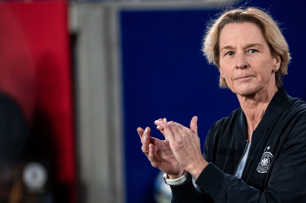 Der bisherige Vertrag von Bundestrainerin Martina Voss-Tecklenburg läuft nach der WM in Australien und Neuseeland aus.