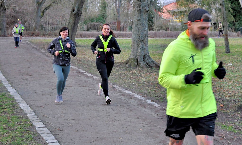 Teilnehmer der Laufgruppe „Easy Runners“ um Sebastian Schäfer (vorne) trainieren im Park am Schwanenteich in Stendal gemeinsam.