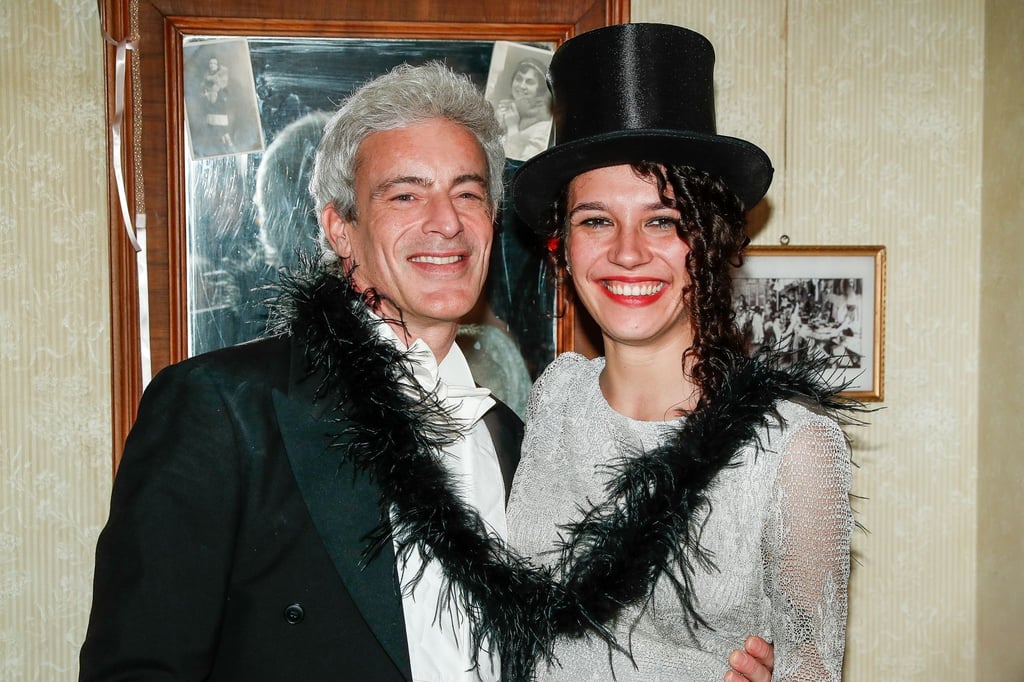 Gedeon Burkhard und seine Freundin Sascha Veduta kommen zu der Eröffnung von Madame Tussauds neuem Themenbereich „Goldene 20er“.