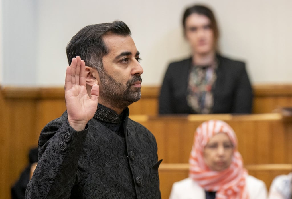 Schottlands neuer Regierungschef Humza Yousaf legt den Eid ab, als er im Court of Session in Edinburgh als „First Minister“ vereidigt wird.