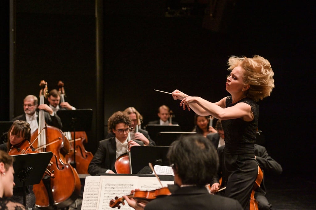 Anna Skryleva dirigiert die Magdeburgische Philharmonie.