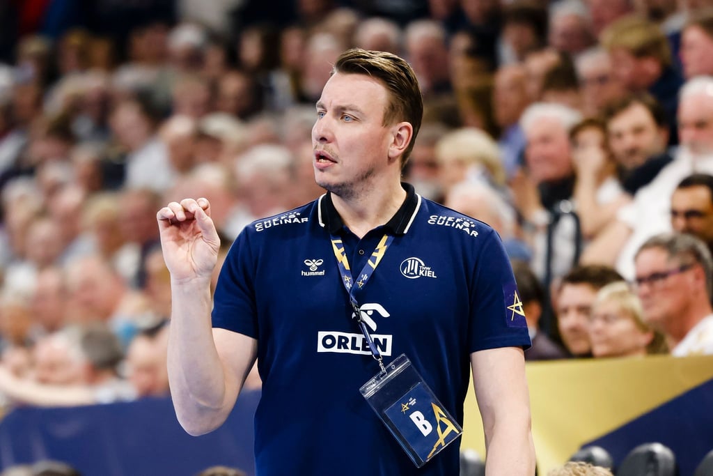 Trainer Filip Jicha und seine Kieler stehen trotz der Niederlage im Rückspiel gegen Dinamo Bukarest im Champions-League-Viertelfinale.