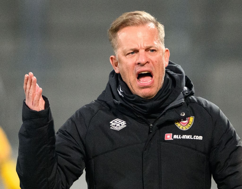 Dynamo Trainer Markus Anfang gestikuliert.