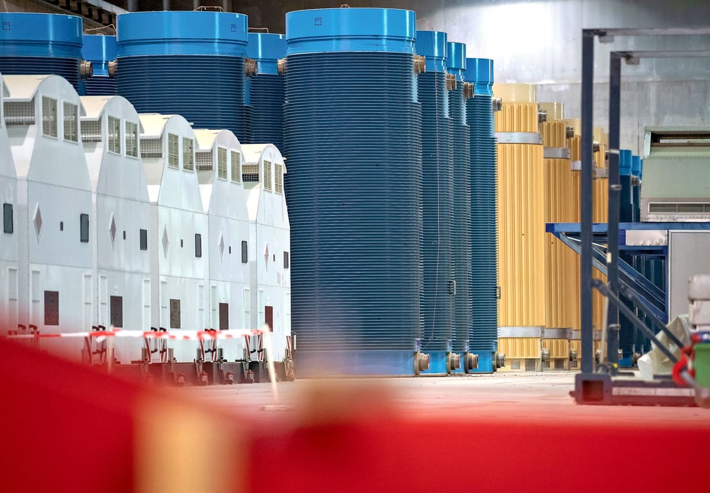 Im Zwischenlager in Gorleben stehen 113 Castorbehälter mit ausgebrannten Brennelementen. Insgesamt sind in Deutschland 27.500 Kubikmeter hochradioaktiver Atommüll sicher zu entsorgen. Erst in einer Million Jahren soll die Strahlung vollkommen abgeklungen sein.