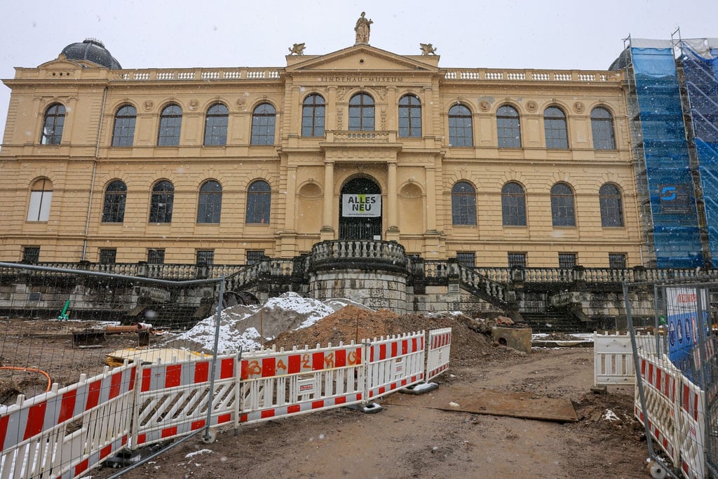„Alles Neu …aber es dauert etwas länger…“ steht auf einem Transparent an der Baustelle des Lindenau-Museums.
