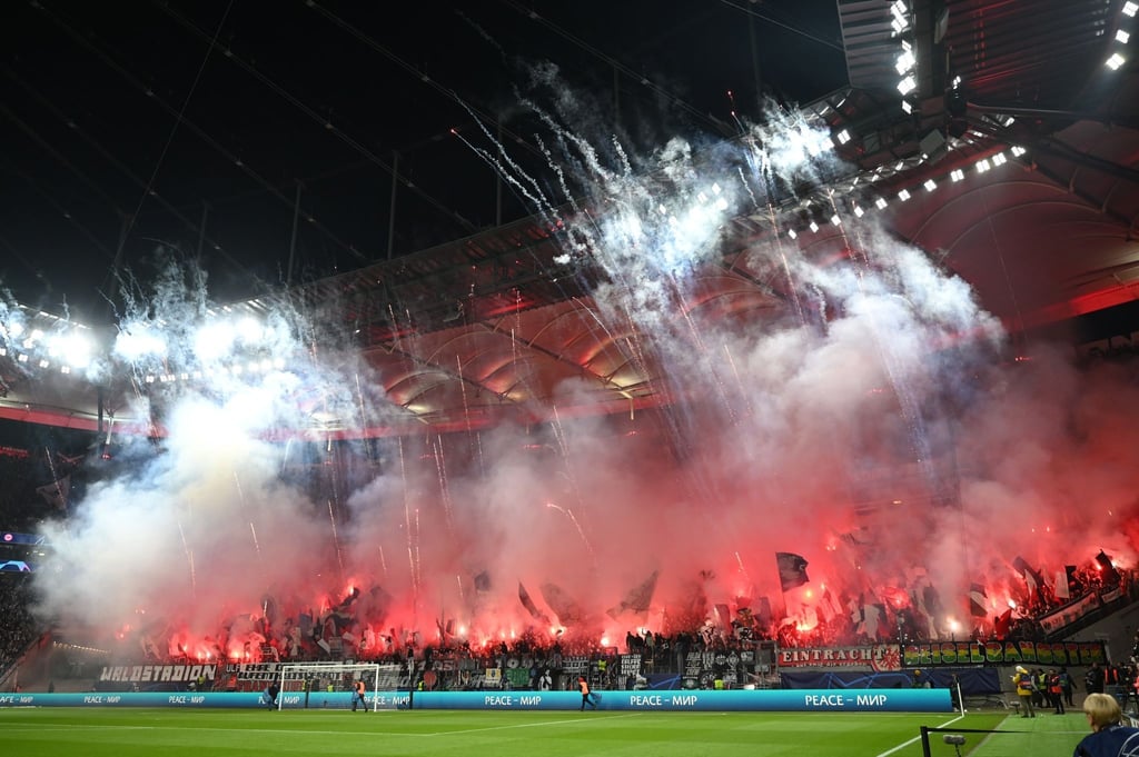 Fans von Eintracht Frankfurt brennen vor der Partie gegen Neapel Pyrotechnik ab.