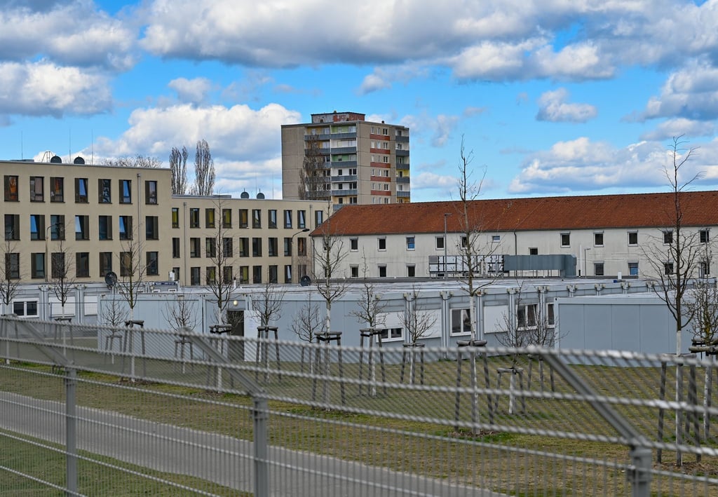 Ein hoher Zaun umgibt die Erstaufnahme-Einrichtung in Eisenhüttenstadt.