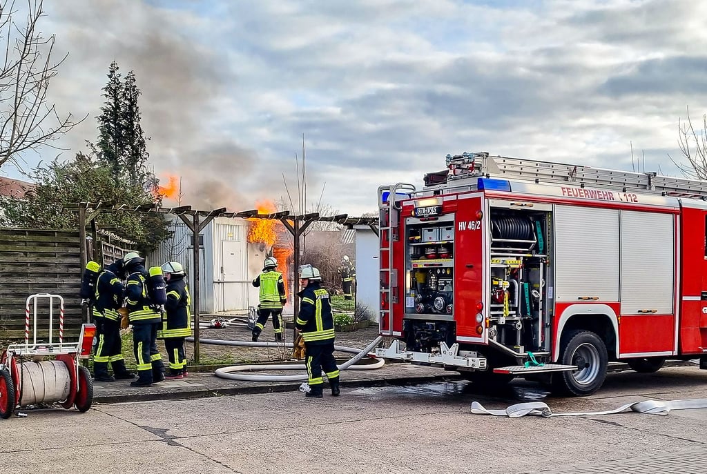 Am Brandort des Toilettenhäuschens an der Breddiner Straße in Havelberg. Nach der Alarmierung war die Ortswehr Havelberg als Erste innerhalb von wenigen Minuten zur Stelle.