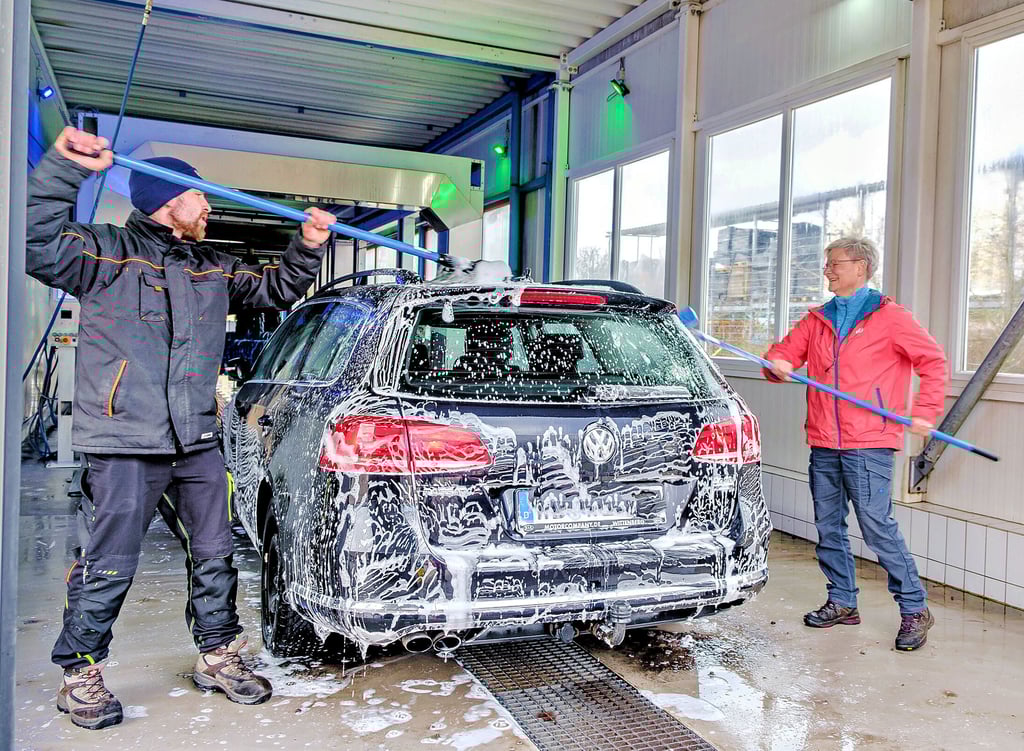 In der Waschstraße am Lerchenberg erhält jedes Auto eine händische Vorreinigung: Angelo Lubitu und Chefin Karina Reimann seifen einen Wagen ein.