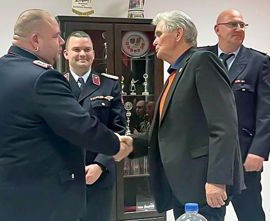 Neben dem Ortswehrleiter Marco Wartenberg (rechts) und Stadtwehrleiter David Leseberg (hinten) beglückwünschte auch Seehausens Ortsbürgermeister Eckhard Jockisch Gerrit Jäschke zur Wiederwahl als stellvertretender Ortswehrleiter.