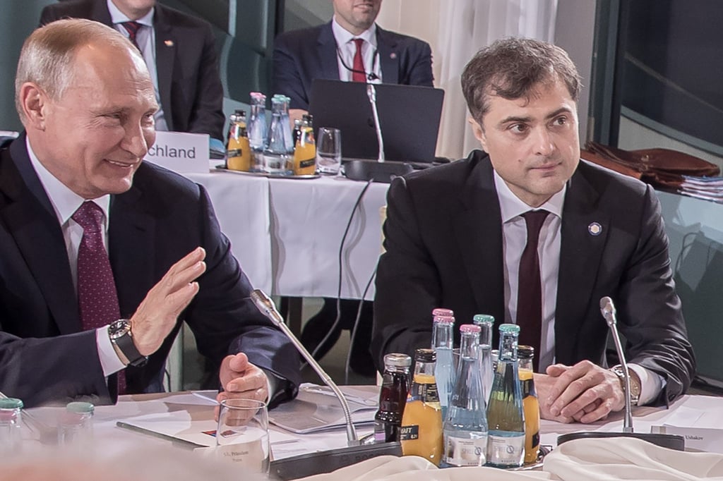 Der russische Staatspräsident Wladimir Putin (l) und sein Berater Wladislaw Jurjewitsch Surkow, aufgenommen beim Ukraine-Gipfel im Bundeskanzleramt (2016).