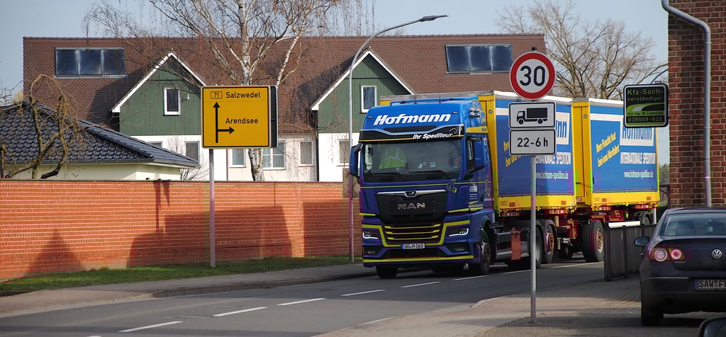 Ist das Straßefegen an der vielbefahrenen Winterfelder Ortsdurchfahrt für die Anwohner unzumutbar? Das wollen die Gemeinderäte nicht selbst entscheiden und sich stattdessen an das Land wenden.