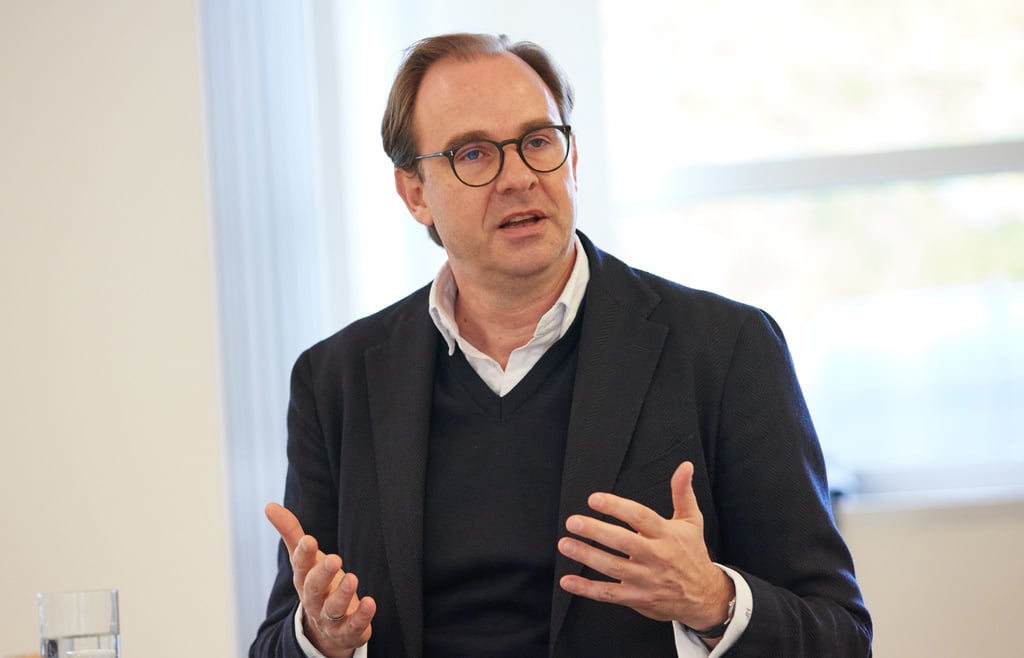 Henrik Falk spricht.