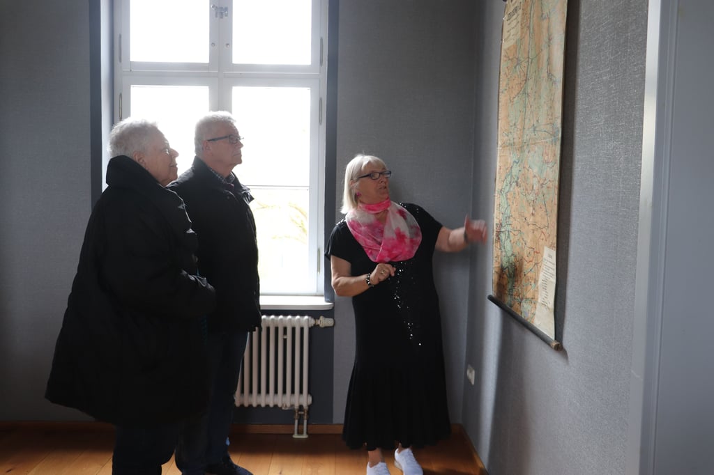 Margrit Baumert erklärt einigen Mitgliedern der Schweizer Delegation Stücke aus der Ausstellung im Zerbener Schloss.