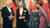König Charles III. (2.v.l) und Königsgemahlin Camilla (2.v.r) sprechen mit Bundespräsident Frank-Walter Steinmeier und seiner Frau Elke Büdenbender.
