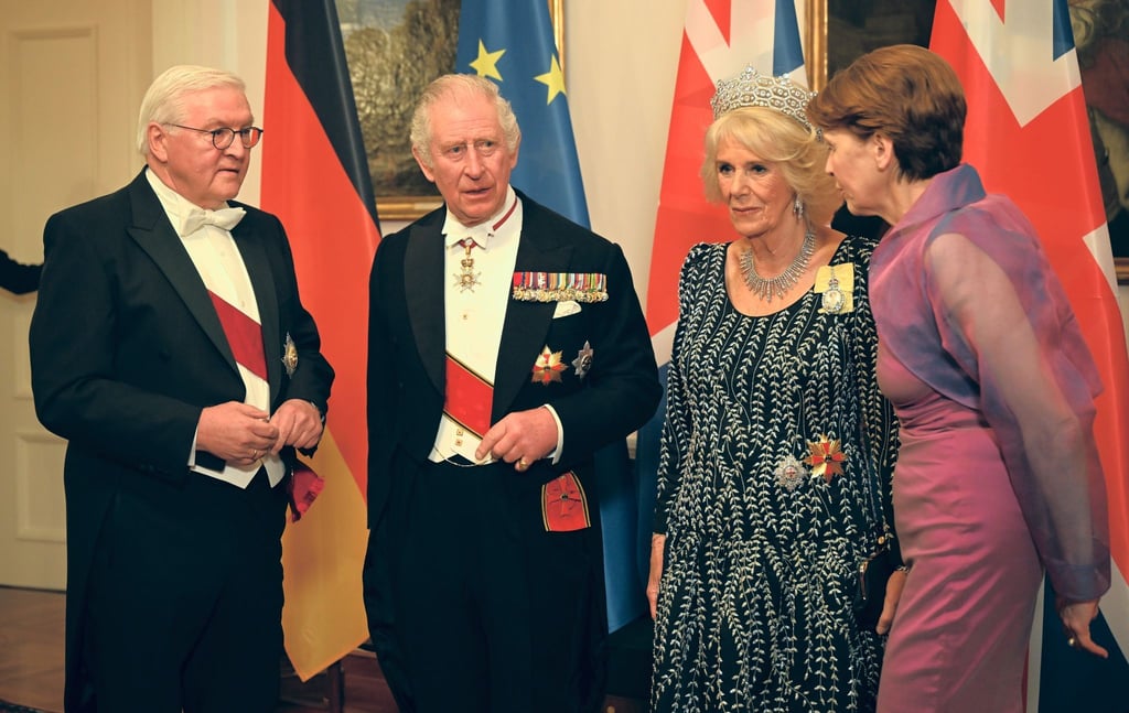 König Charles III. (2.v.l) und Königsgemahlin Camilla (2.v.r) sprechen mit Bundespräsident Frank-Walter Steinmeier und seiner Frau Elke Büdenbender.