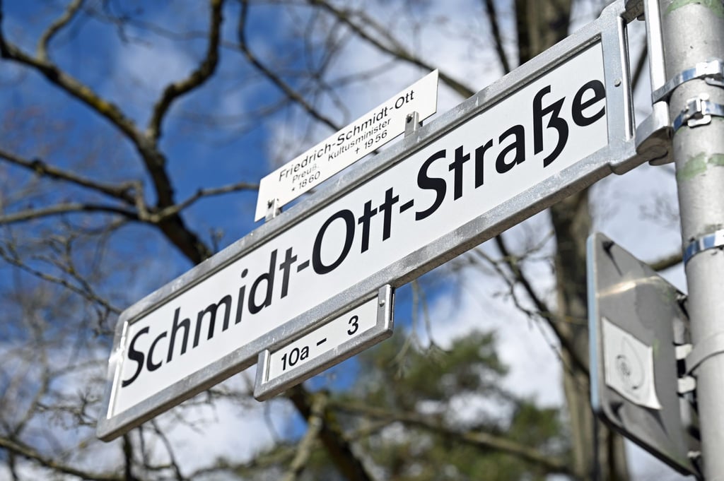 Das Straßenschild der Schmidt-Ott-Straße in Berlin-Steglitz. Im Zuge der Diskussion über Berliner Straßennamen mit antisemitischen Bezügen steht auch diese Straße in der Kritik.