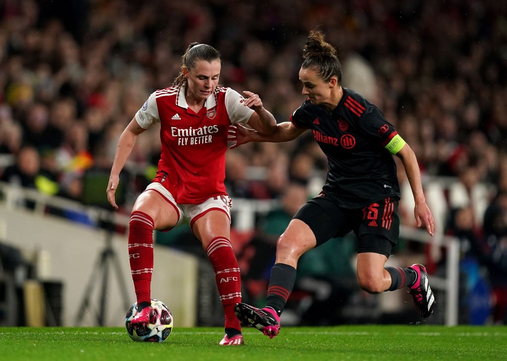 Die Bayern um Lina Magull (r) mussten sich Arsenal geschlagen geben.