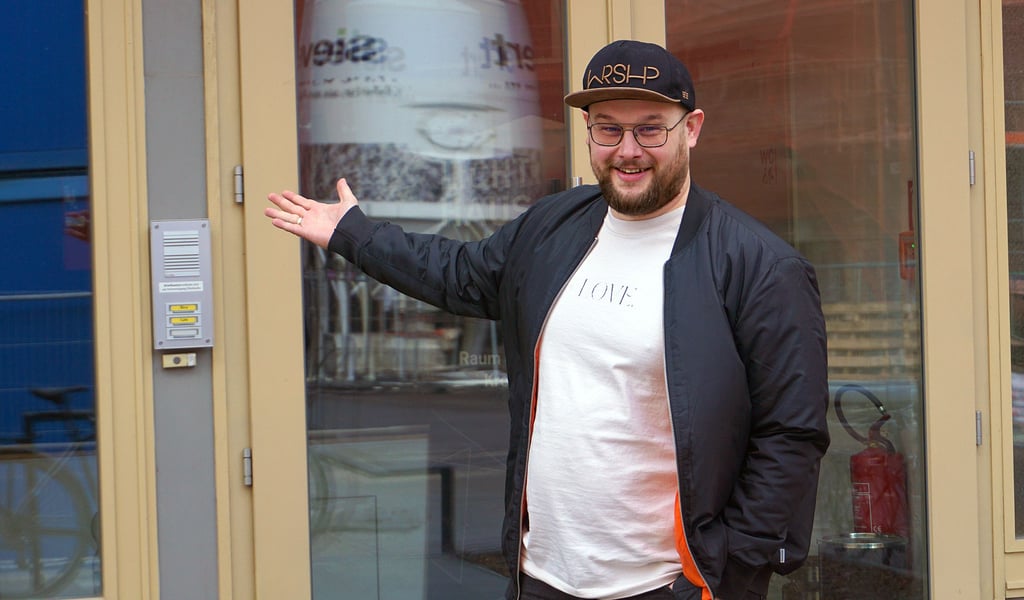 Lukas Gotter vor dem Eingang des „Lichthauses“. Gotter ist nominiert für den „Esel, der auf Rosen geht“ 2023.