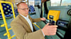 Gerd Haßkerl, Geschäftsführer der KVG im Salzlandkreis, zeigt den QR-Scan per Smartphone in den Bussen. 