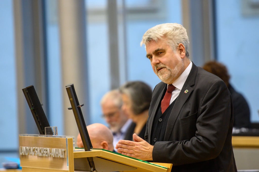 Sachsen-Anhalts Energieminister Armin Willingmann (SPD) spricht bei einer Landtagssitzung.
