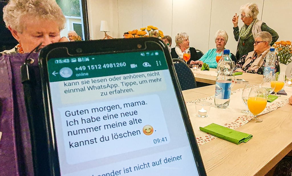 Kontakt per WhatsApp: Immer subtiler werden die Maschen, mit denen Betrüger auch Menschen im Salzlandkreis um ihr Geld bringen.