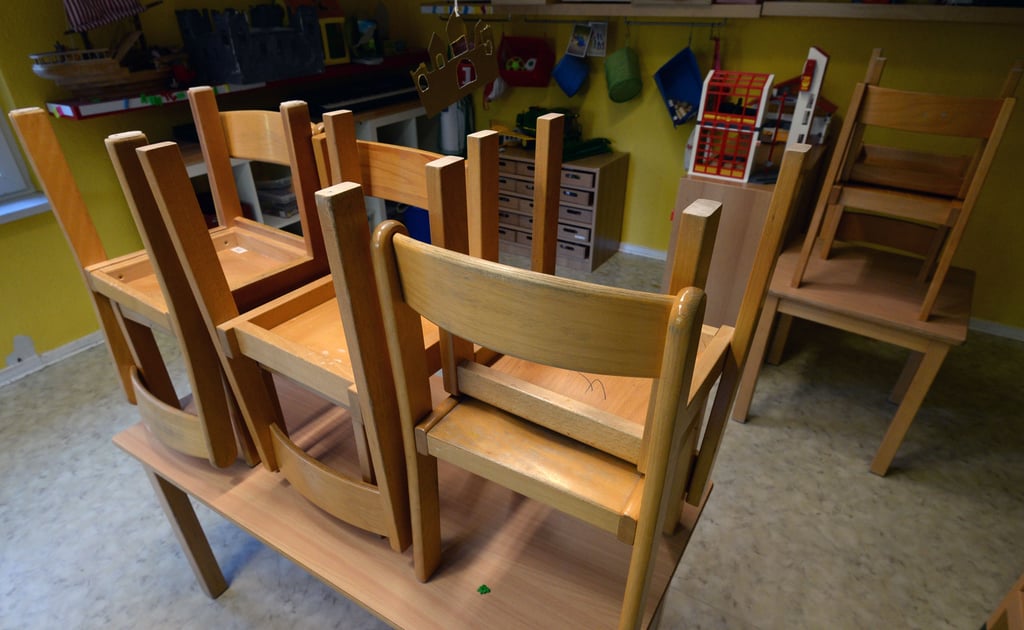 Stühle hoch - das wars. Einigen Kinder- und Jugendeinrichtungen im Altmarkkreis droht die Schließung, da der Brandschutz in den Gebäuden nicht reicht.