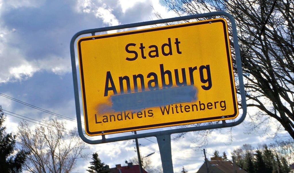 Schmierereien bzw. Aufkleber an Ortsschildern -wie hier in Annaburg - werden erst einmal unter grauer Farbe versteckt.