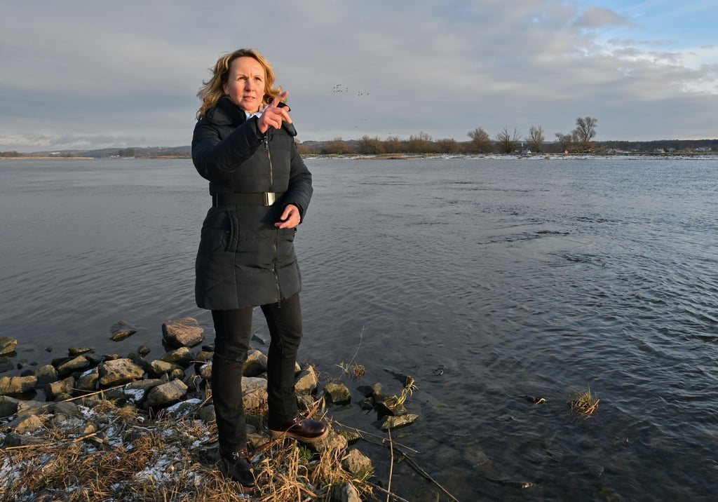 Bundesumweltministerin Steffi Lemke (Grüne) steht im Nationalpark Unteres Odertal am deutsch-polnischen Grenzfluss Oder.