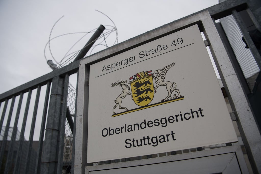 Ein Schild weist in Stuttgart-Stammheim auf das Oberlandesgericht hin.