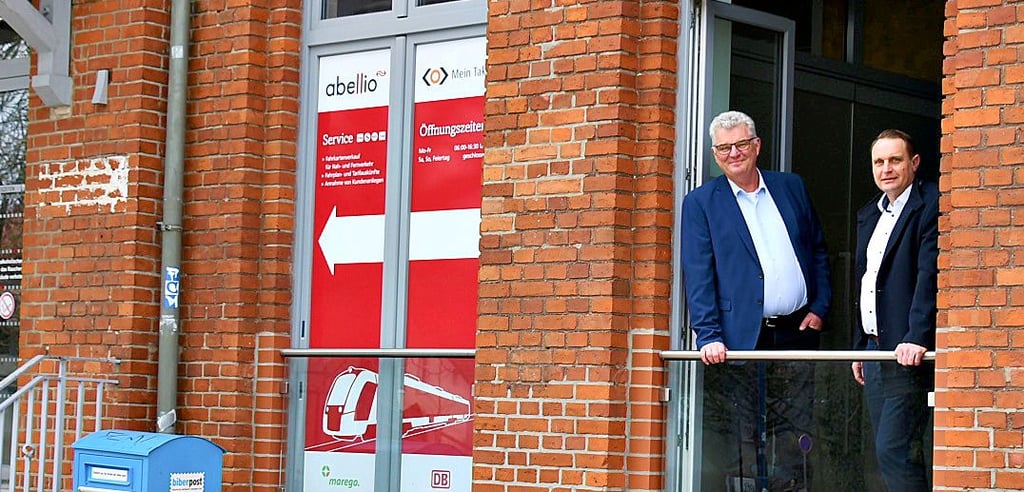 Detlef Koch (links) und André Baars schauen aus dem neuen Domizil der Haldensleber Wobau heraus.
