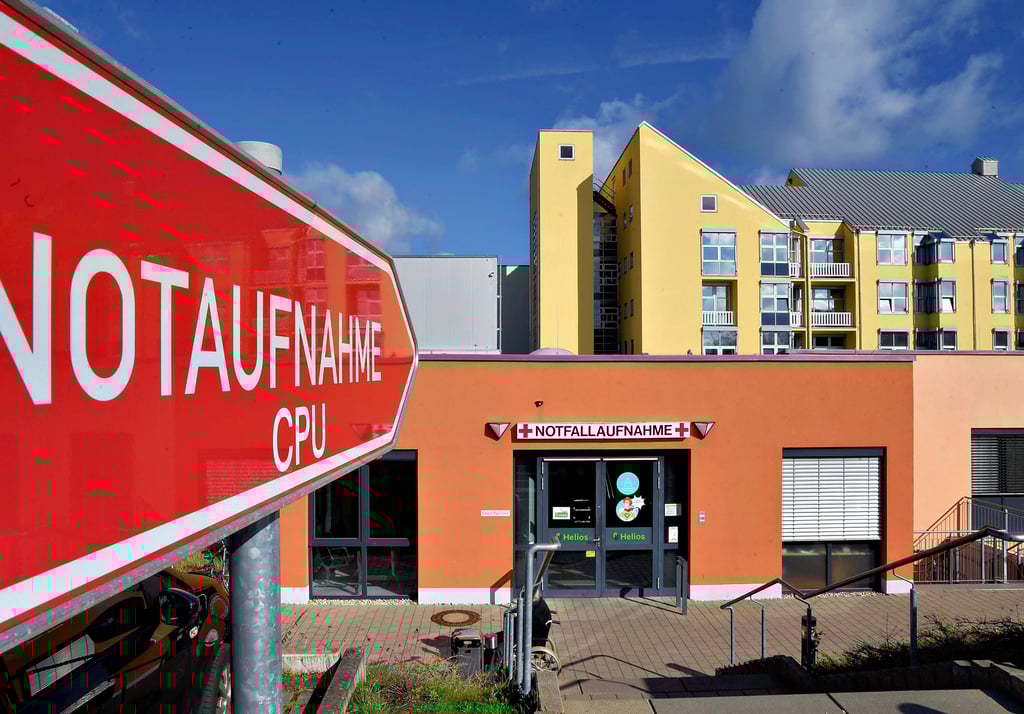 Polizisten und Sanitäter begleiteten den Angeklagten in die Helios-Notaufnahme, dann wurde er in eine psychiatrische Klinik gefahren.