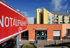 Polizisten und Sanitäter begleiteten den Angeklagten in die Helios-Notaufnahme, dann wurde er in eine psychiatrische Klinik gefahren.