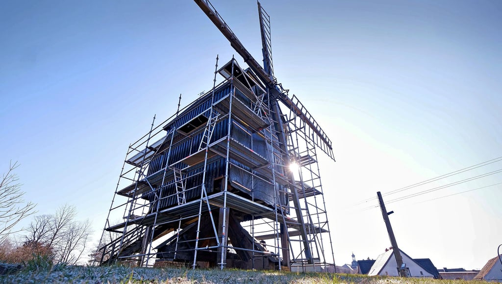 Das Gerüst steht und die Arbeiten zur Rettung der Schmidt-Mühle können beginnen, wenn alle Behörden ihr Einverständnis gegeben haben.