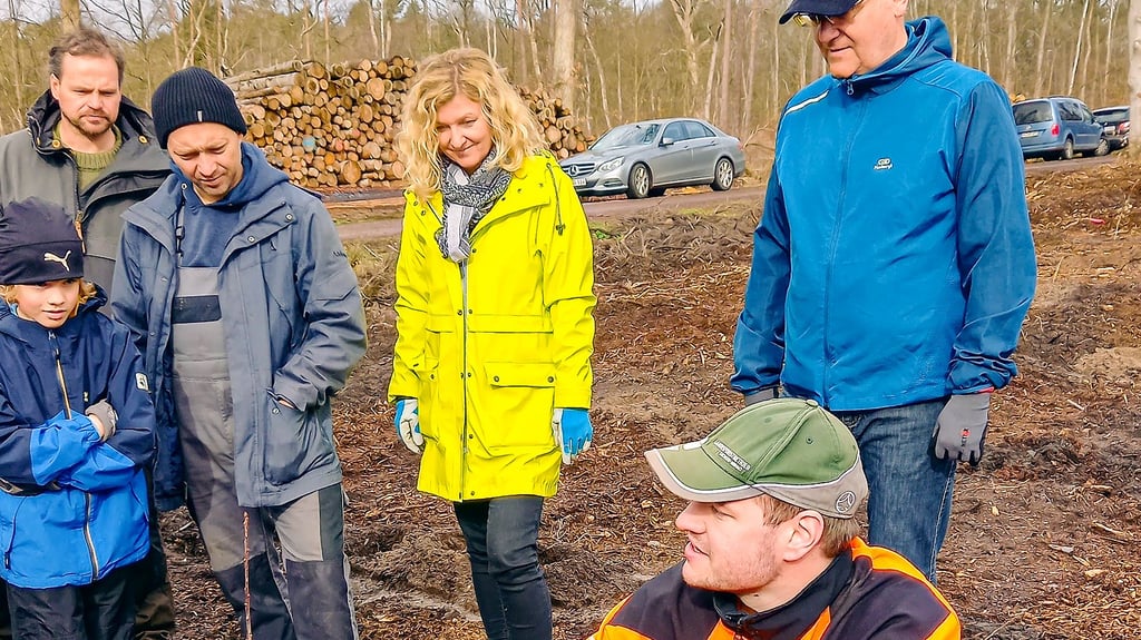 Forstwirt Janurek Peters erklärt den Teilnehmern, wie man die Eichen richtig in die Erde bringt.