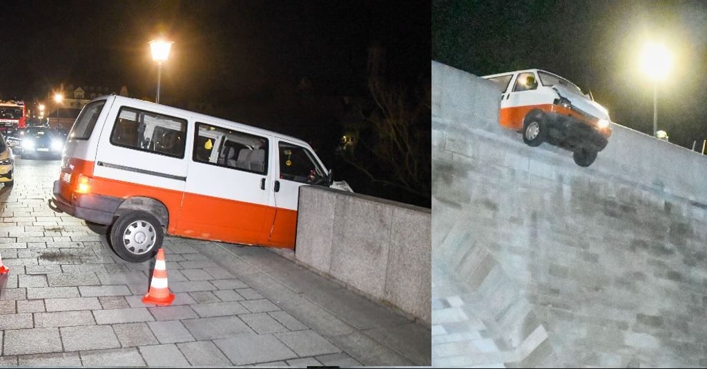 Das war knapp! Ein Kleinbus hat die Brückenbrüstung durchbrochen und hängt auf der bekannten Steinernen Brücke in Regensburg über der Donauinsel.