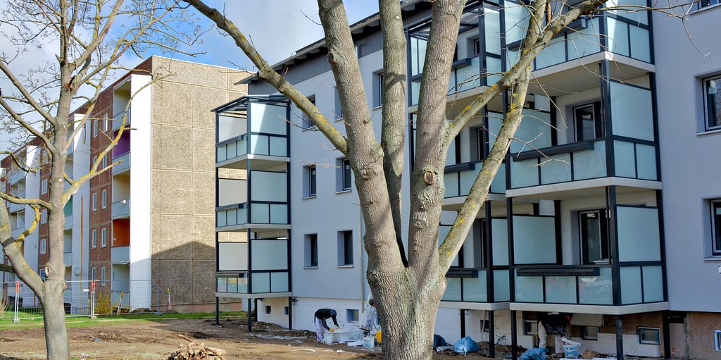 Im direkten Vergleich zeigt sich, wie umfassend die Verwandlung in der Eike-von-Repgow-Straße in Halberstadt ist: An Plattenbau (Gebäude links) erinnert nach der Sanierung (Gebäude rechts) nichts mehr.