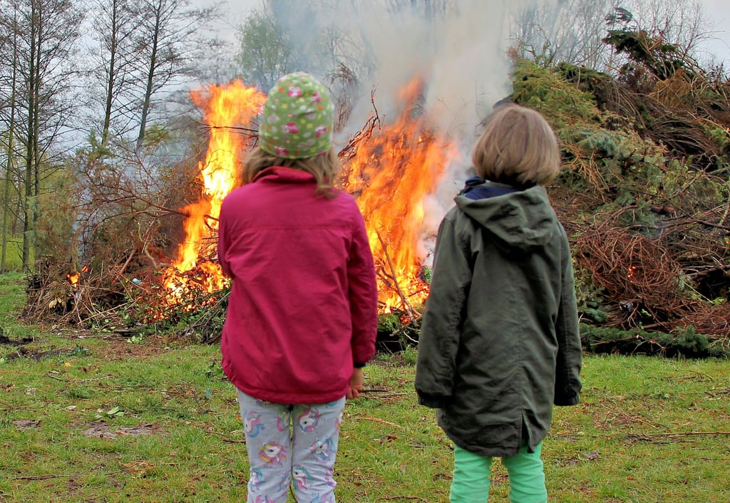 Bald brennen wieder überall die Osterfeuer. Besonders Kinder begeistern sich an den großen Brauchtumsfeuern.