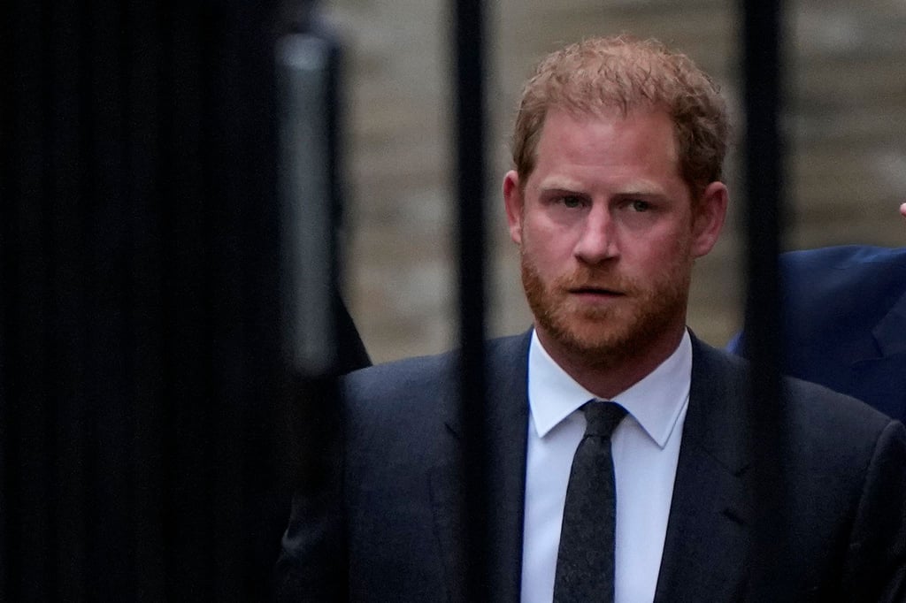 Prinz Harry sowie weitere Prominente verklagen den Verlag Associated Newspapers. Nun macht er der Royal Family Vorwürfe.